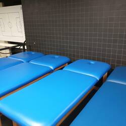 Die altbackenen Massageliegen aus der Gästeumkleide.