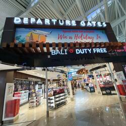 In Bali am Flughafen Zeit vertreiben