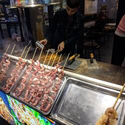 Die Zubereitung der Spieße am Straßenrand...