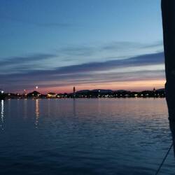 Der leere Hafen im Abendrot