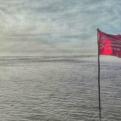 Rote Flaggen, die das Schwimmen verbieten