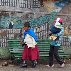 Viele Menschen tragen hier die traditionelle Kleidung (Poncho und Hut)