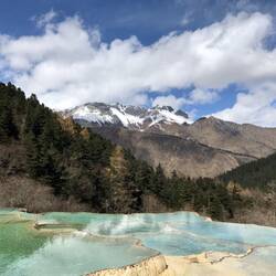 ... und Becken mit spekatukäler Aussicht