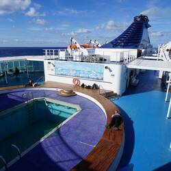 Tina beim Nickerchen am Pool