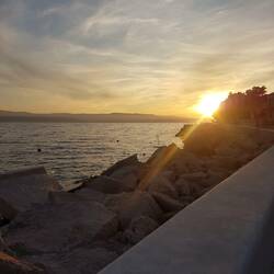 Sonnenuntergang am Hafen von Bol