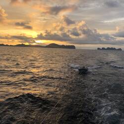 PHIPHI-ISLAND im Hintergrund