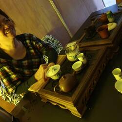 Unsere Gastgeberin Charen und das Teeservice