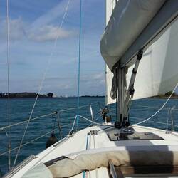 Segeln durch den Kanal nach Levkada (links die Deponie)