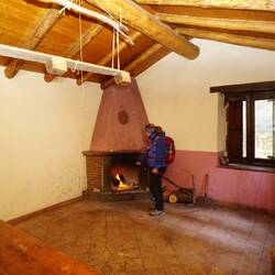 Und sogar das Feuer brennt noch von den Pfadfindern die hier übernachtet haben