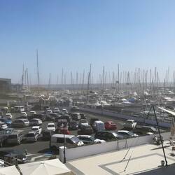 Der Sturm treibt Sand durch den Hafen