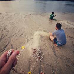 beim Fischen geholfen