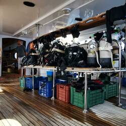Am unteren Deck sind unsere Equipmentkisten und bereiten wir uns für den Tauchgang vor