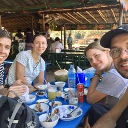 Beim Mittagessen im typischen burmesischen Straßenlokal...