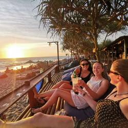 Sonnenuntergang im "Sun Paradise" mit den verrückten Hühnern