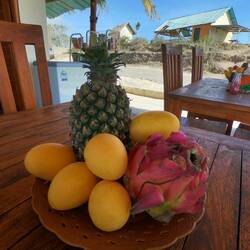 Frisches Obst im Warung mit gratis Mango für uns :)