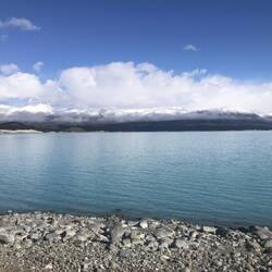 Auf den Bergen liegt neuschnee, alles ist weiss ❄️