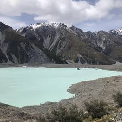 Nur noch Winzige Eisschollen im See (rechts)