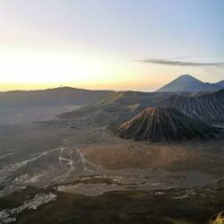 Hinten Mount Semeru, davor Mount Batok und links davon Krater Mount Bromo