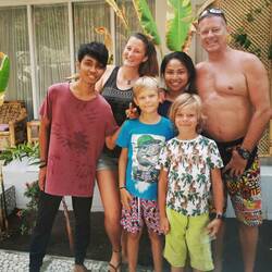 Eka, Vivi, Maximilian, (neue Freundin von dem Papa), Cedric und Gerd