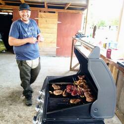 Gastvater John beim Grillen 😊