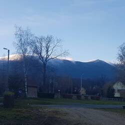 Der Blick von unserem Bus auf die Schneekoppe (rechter Berg). Auf geht's :)