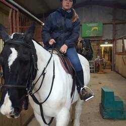 Marine und Hannah vor dem Ritt