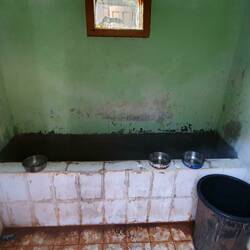 Die Dusche...in der Rinne ist Regenwasser