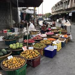 Die Stände am Straßenrand