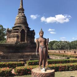 Ein alter Buddha mit Stupa