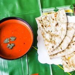 Tomatensuppe und Naan Garlic