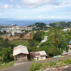 Die Hauptstadt St. George's im Vergleich zu dem Kreuzfahrtkutter.