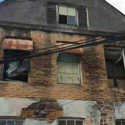 Bei uns würde das Haus längst nicht mehr stehen und hier geht darin noch die Post ab.