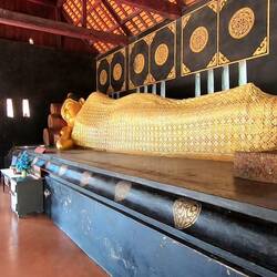 Liegender Buddha in einem der Gebäude der Außenanlage