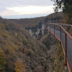 Die Laufstege über dem Okatze-Canyon