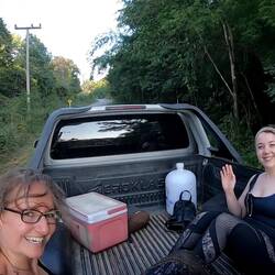 Wie die Einheimischen, wer braucht schon Sitze