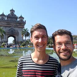 Selfie vor dem Siegestor "Patuxai"