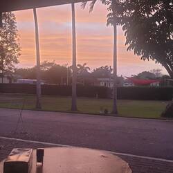 Le lever du soleil le matin avant d'aller travailler