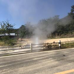 Kleiner Geysir auf dem Weg nach Muang Peang
