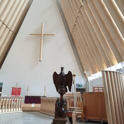 sogar der Altar ist aus Papprollen