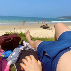 Luki hält während dem Mittagsschläfchen seinen geliebten Ball fest