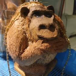 Affe aus einer Kokosnuss