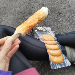 Goûter japonais : crabe sur rouleau en carton et gâteaux mous de poisson