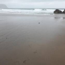 Links heißer Sand, rechts kalter Sand