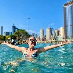 Nati liebt den Strand in der Stadt