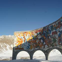 Das Denkmal an die Sowjetzeiten kurz vor dem Pass auf der Georgischen Heerstraße