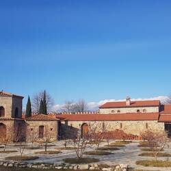 Die inneren Anlagen des Klosters. Hier werden über 100 alte Weinreben gehalten