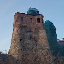 Die kleine Burg Gremi, von der man einen tollen Blick auf die Weinebene im Tal des Alzani hat