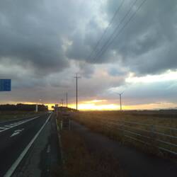 Car le ciel donne l'impression qu'un meilleur temps arrive. Mais non, toujours d'énormes gouttes !
