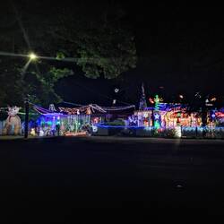 Kaum übertriebener Weihnachtsschmuck an einem Haus in Harrietville 😅🤩