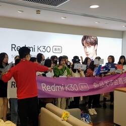 Vorstellung eines neuen Smartphones in Shopping Mall